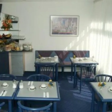 Admiral Am Zoo Hotel